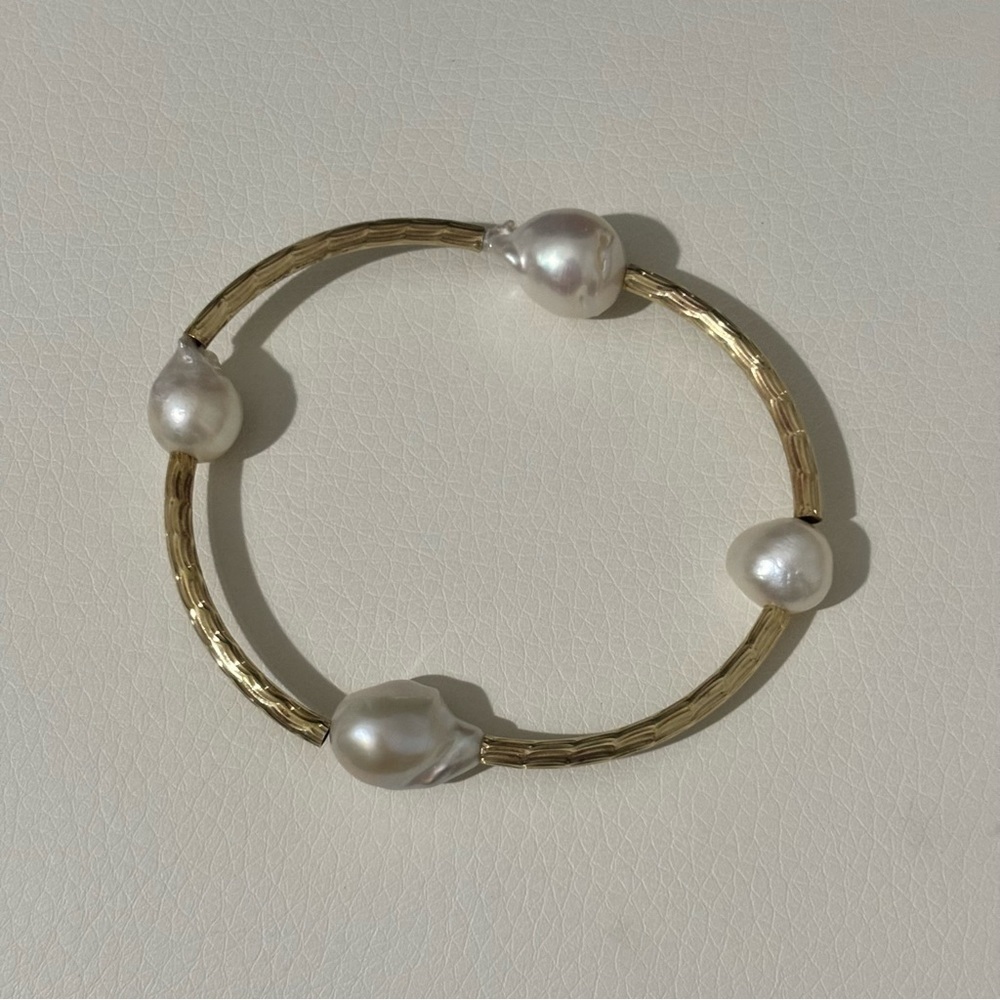 Real pearl and brass stretch bracelet